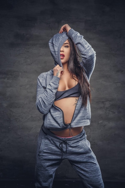 Foto gratuita retrato de estudio de cuerpo completo de mujer sexy elegante con capucha gris.