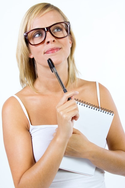 Retrato de estudio de escritura joven hermosa de la mujer