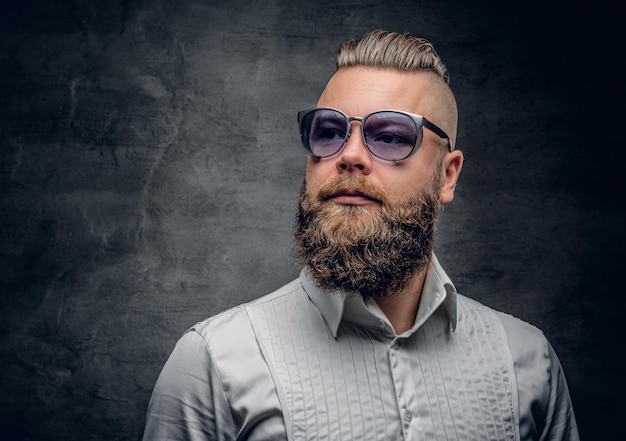 Foto gratuita retrato de estudio de hombre barbudo con vestidos de peinado punk en una camisa blanca y gafas de sol violetas sobre fondo de viñeta gris.