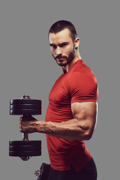 Foto gratuita retrato de estudio de un hombre brutal barbudo. aislado en un fondo gris.