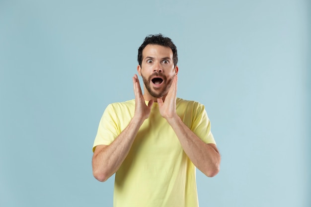 Retrato de estudio de hombre en camiseta amarilla