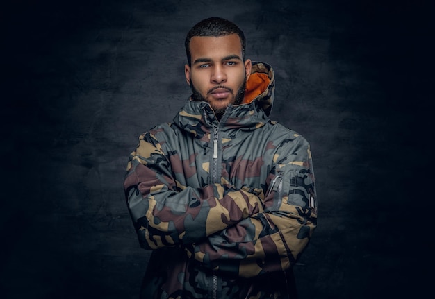 Foto gratuita retrato de estudio de hombre negro vestido con chaqueta militar.