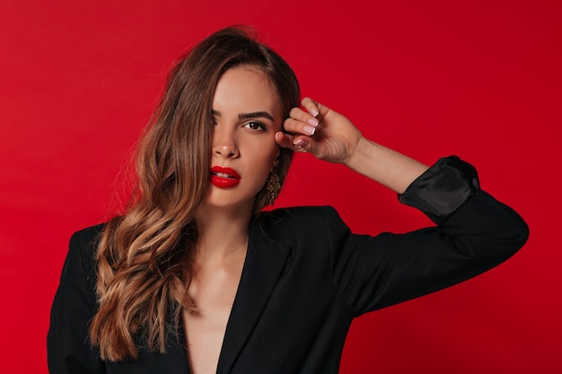 Retrato de estudio interior de adorable mujer encantadora con labios rojos preparándose para el día de San Valentín