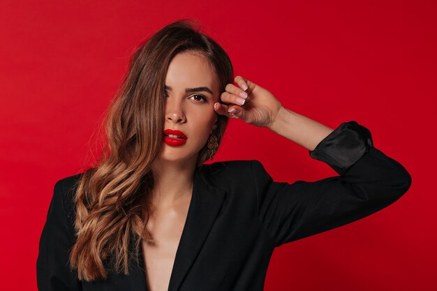 Retrato de estudio interior de adorable mujer encantadora con labios rojos preparándose para el día de San Valentín