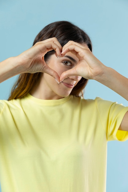 Foto gratuita retrato de estudio de joven bella mujer