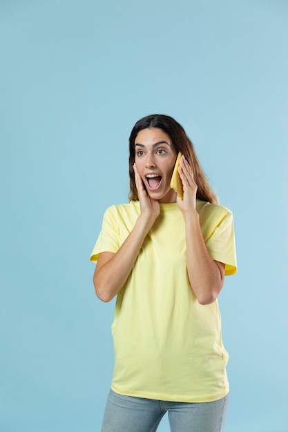 Foto gratuita retrato de estudio de joven mujer bonita