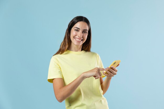 Retrato de estudio de joven mujer bonita