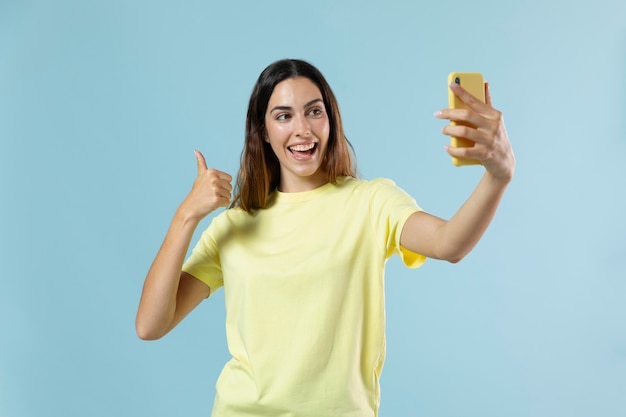 Foto gratuita retrato de estudio de joven mujer bonita