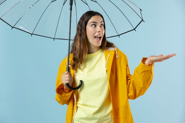 Retrato de estudio de joven mujer bonita