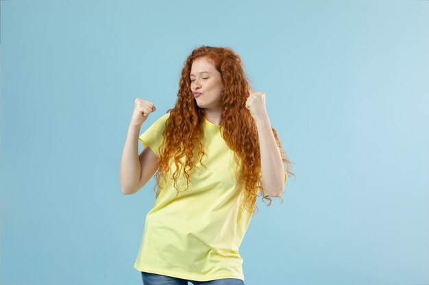 Retrato de estudio de joven mujer jengibre