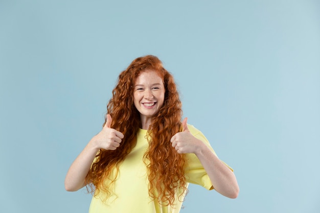 Foto gratuita retrato de estudio de joven pelirroja