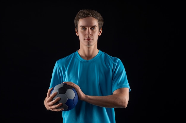 Foto gratuita retrato de estudio de un jugador de balonmano