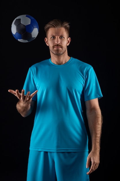 Foto gratuita retrato de estudio de un jugador de balonmano