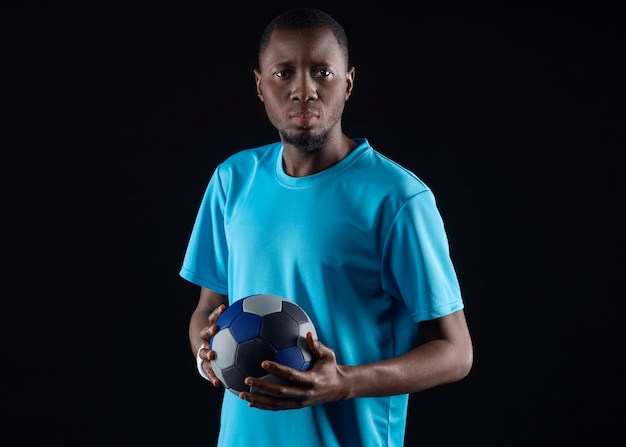 Foto gratuita retrato de estudio de un jugador de balonmano