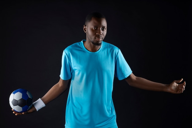 Foto gratuita retrato de estudio de un jugador de balonmano