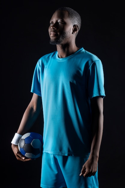 Foto gratuita retrato de estudio de un jugador de balonmano