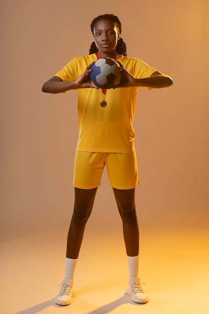 Foto gratuita retrato de estudio de un jugador de balonmano