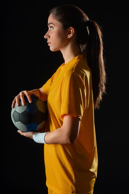 Retrato de estudio de un jugador de balonmano