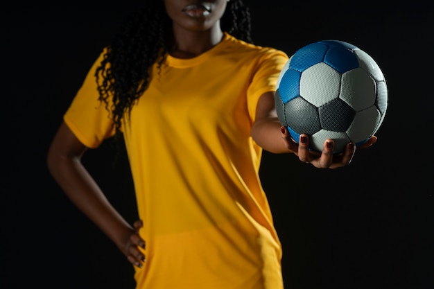 Foto gratuita retrato de estudio de un jugador de balonmano