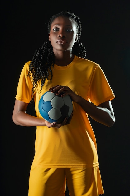 Foto gratuita retrato de estudio de un jugador de balonmano