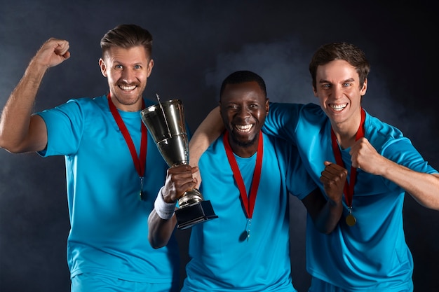 Retrato de estudio de jugadores de balonmano con el premio