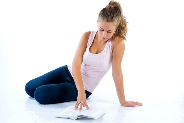 Retrato de estudio de la lectura de la joven y bella mujer