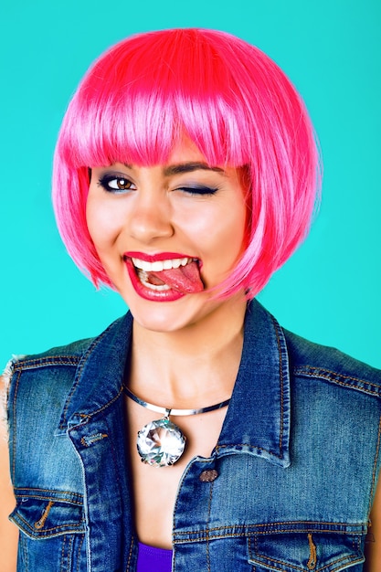 Retrato de estudio de moda de mujer sensual bastante joven con maquillaje brillante de cerca