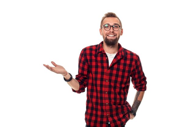 Retrato de estudio de modelo de hombre guapo. Chico de estilo casual, moderno hipster con camisa a cuadros y un peinado genial. Foto de estudio con fondo blanco. copia espacio