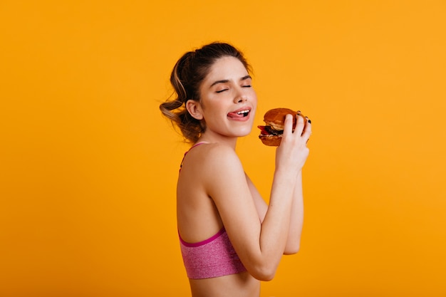 Foto gratuita retrato de estudio de mujer hambrienta