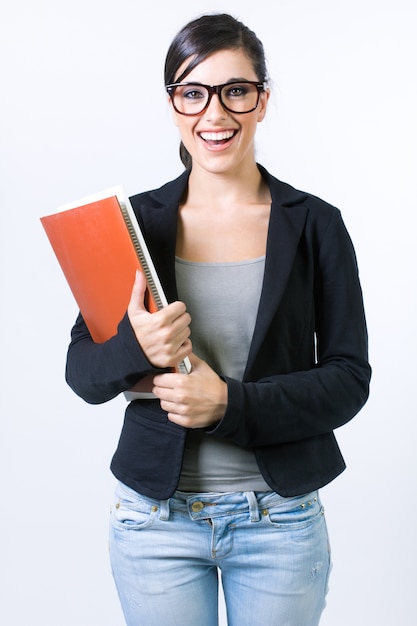 Retrato del estudio de la mujer joven hermosa del estudiante que presenta