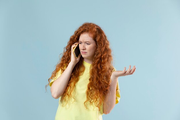 Retrato de estudio de mujer joven con pelo rojo