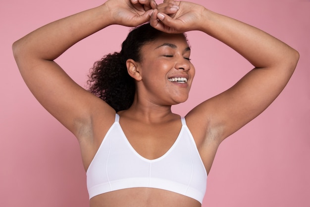 Foto gratuita retrato de estudio de mujer joven sonriente de tiro medio