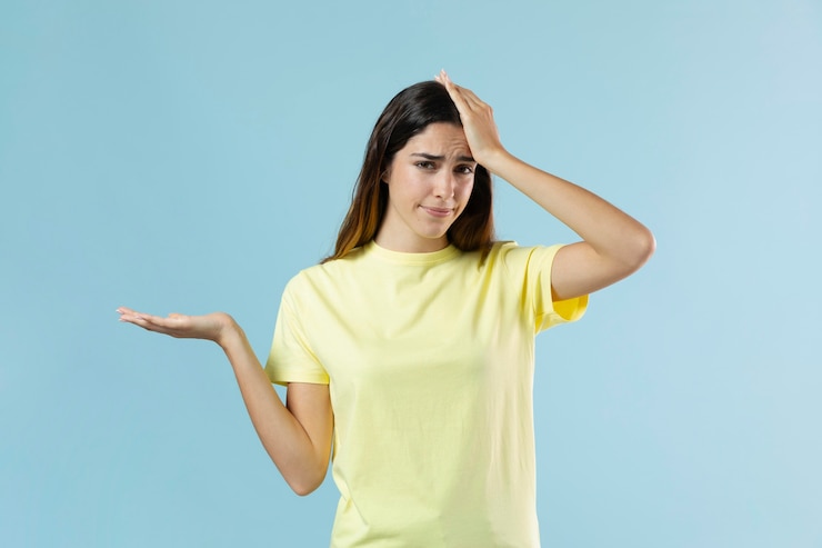 Foto gratuito retrato de estudio de mujer joven