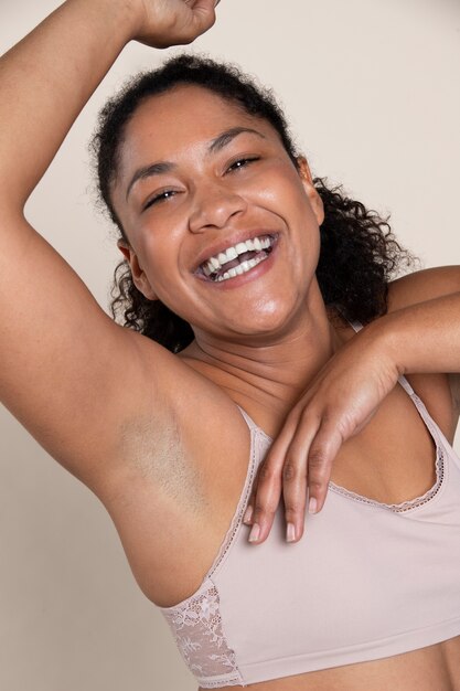 Retrato de estudio de mujer sonriente de tiro medio