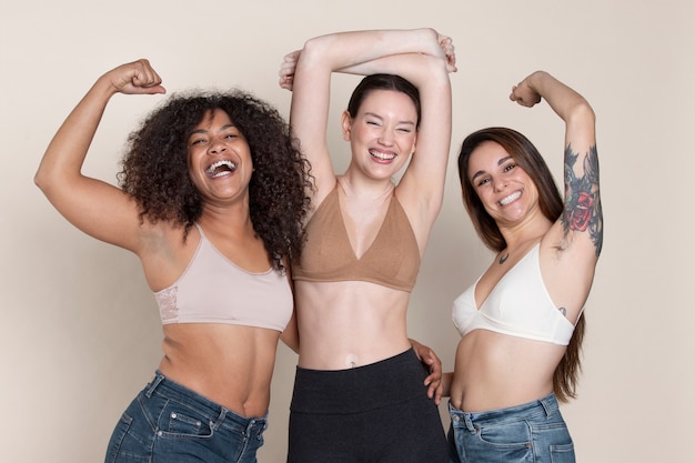 Retrato de estudio de mujer sonriente de tiro medio