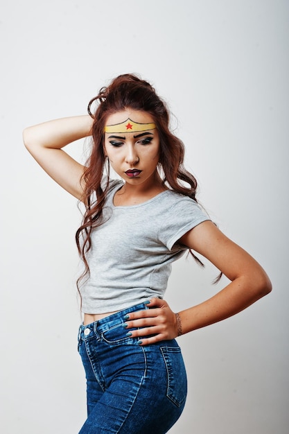 Retrato de estudio de niña con apariencia asiática y maquillaje brillante con estrella roja en la frente