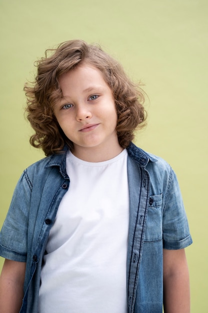 Retrato de estudio de niño aislado