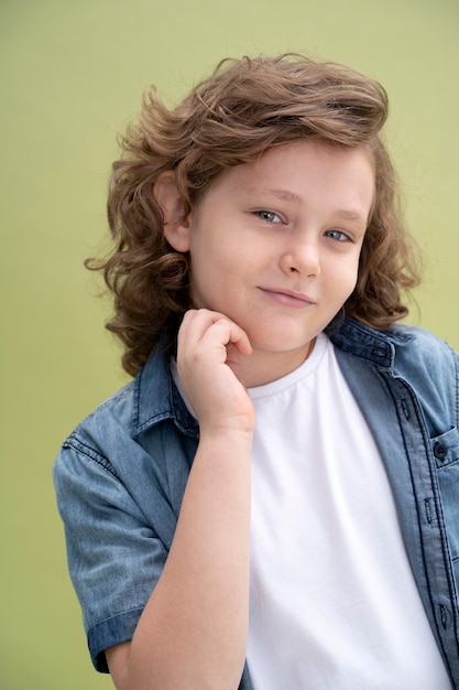 Retrato de estudio de niño aislado