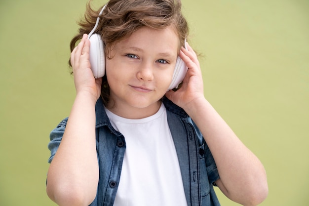 Retrato de estudio de niño aislado