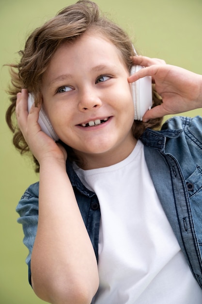 Retrato de estudio de niño aislado