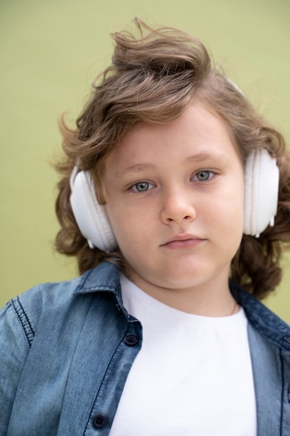 Retrato de estudio de niño aislado