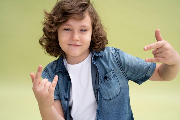 Retrato de estudio de niño aislado