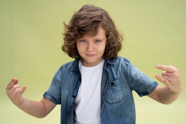 Retrato de estudio de niño aislado