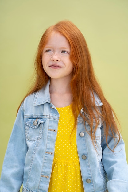 Foto gratuita retrato de estudio de niño aislado