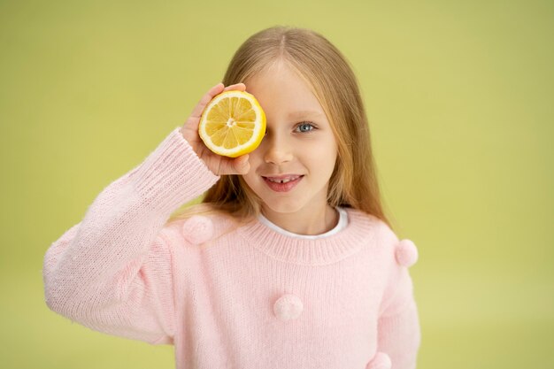 Retrato de estudio de niño aislado