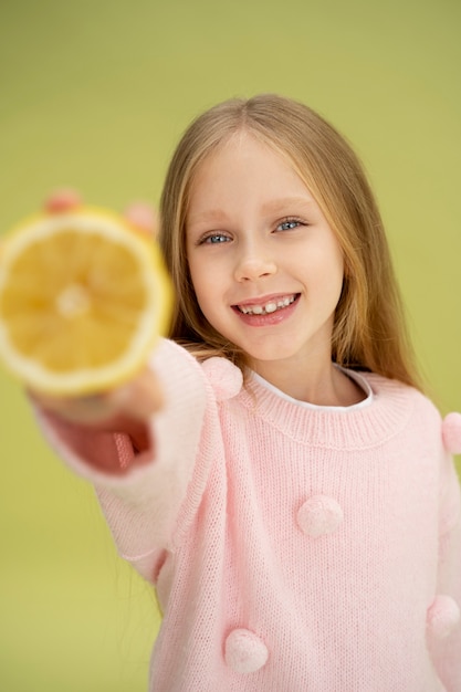 Retrato de estudio de niño aislado