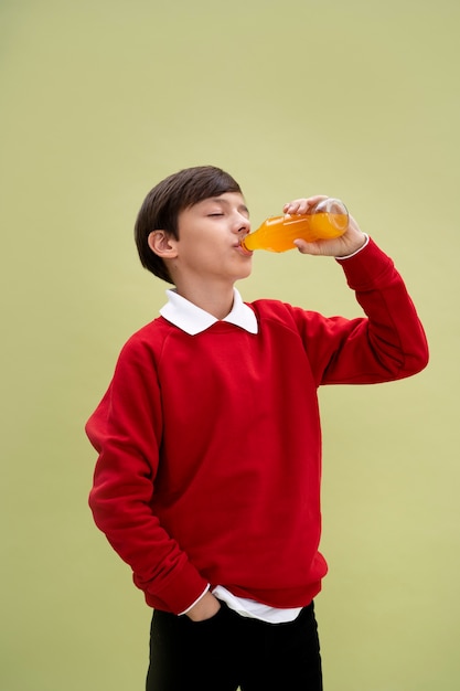 Foto gratuita retrato de estudio de niño aislado