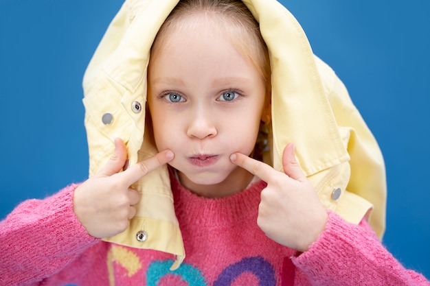 Retrato de estudio de niño aislado