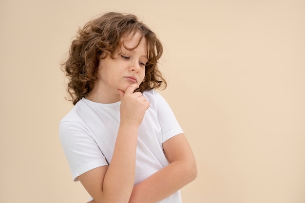 Retrato de estudio de niño aislado