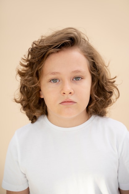 Retrato de estudio de niño aislado